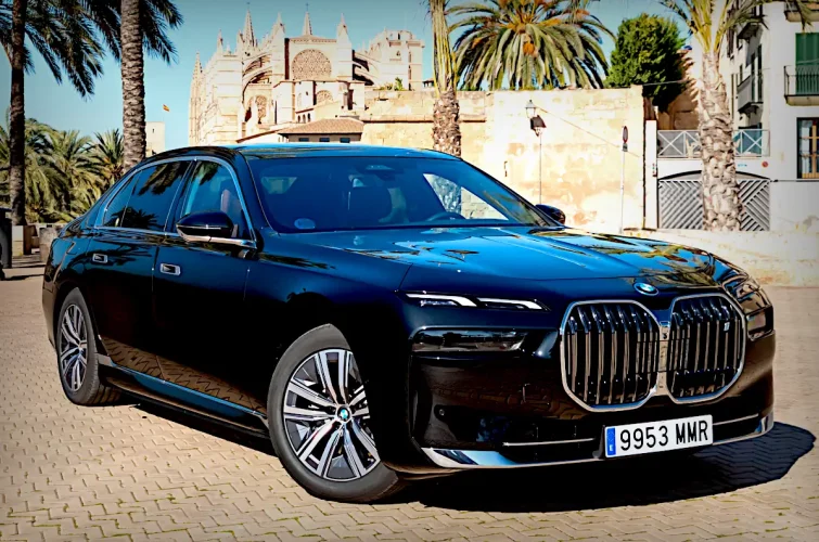Servicio de alquiler de limousines y autocares de lujo en Mallorca. Parking privado exclusivo para nuestros coches y clientes en el Aeropuerto de Palma.