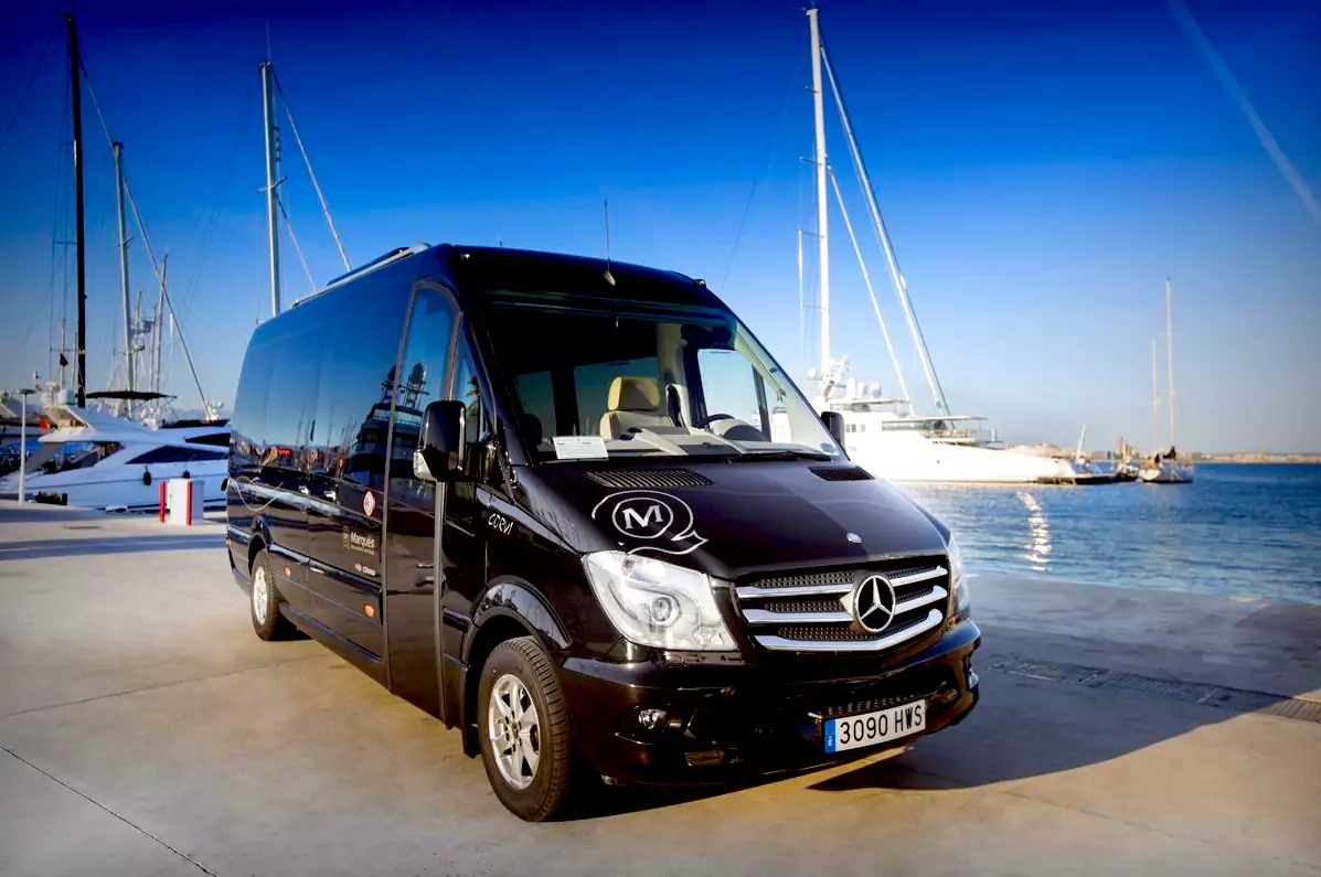 Servicio de alquiler de limousines y autocares de lujo en Mallorca. Parking privado exclusivo para nuestros coches y clientes en el Aeropuerto de Palma.